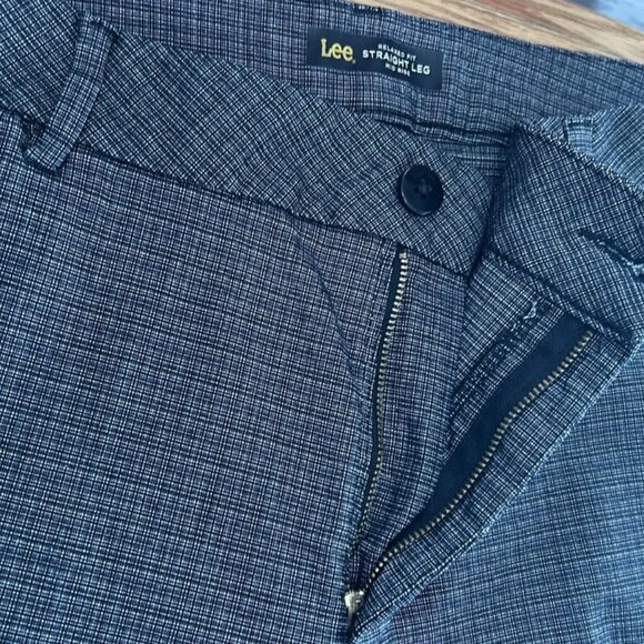 Lee Relaxed Fit, Straight Leg, Mid Rise Pant, Wrinkle Resistant Size 14 Medium - Picture 4 of 9